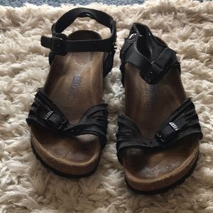 Black Birkenstock’s size 5 but fits more like a 6!